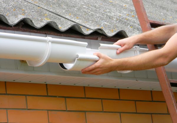 Gutter Hanging in West Bend